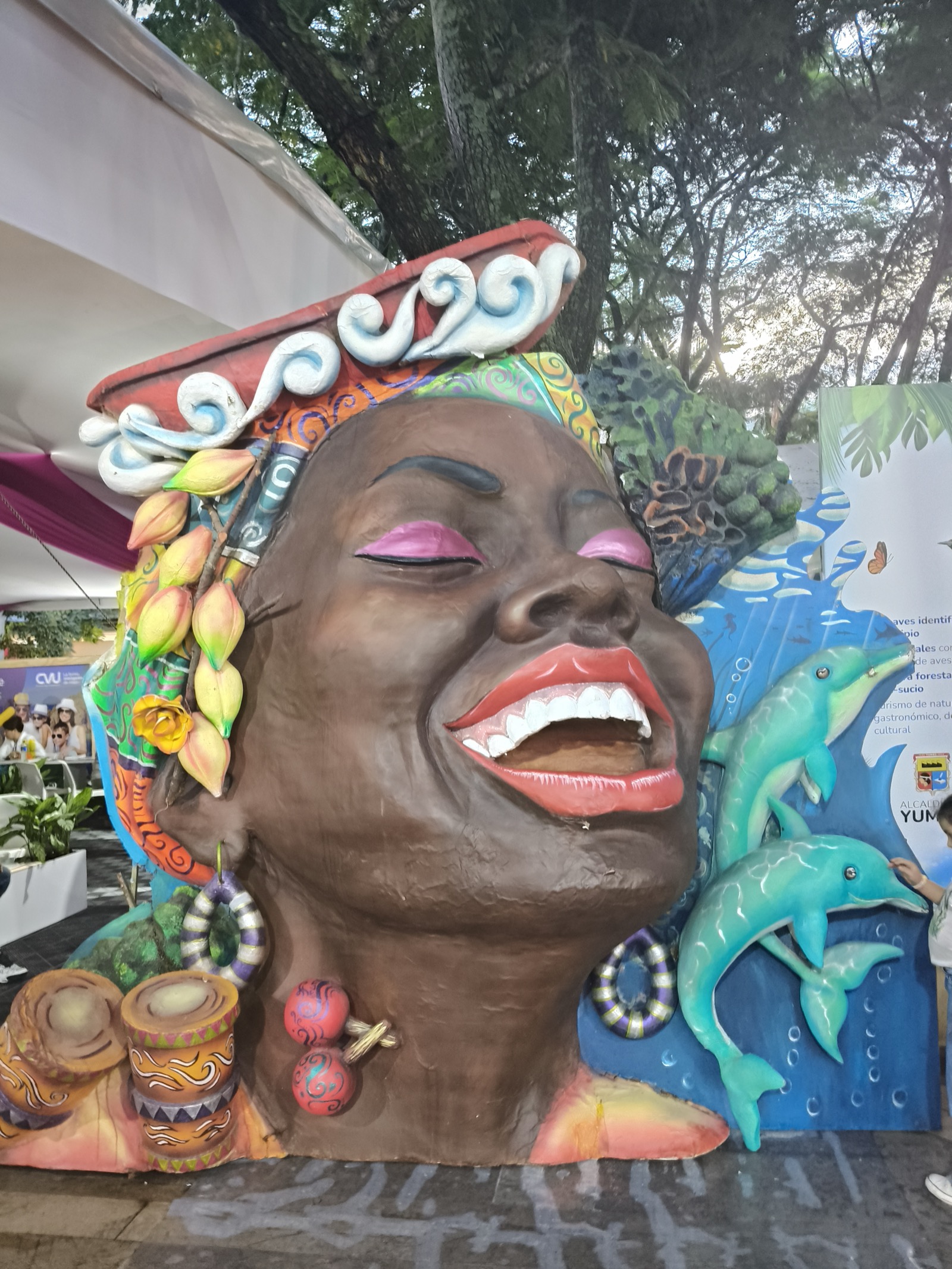 Escultura afrocolombiana vibrante