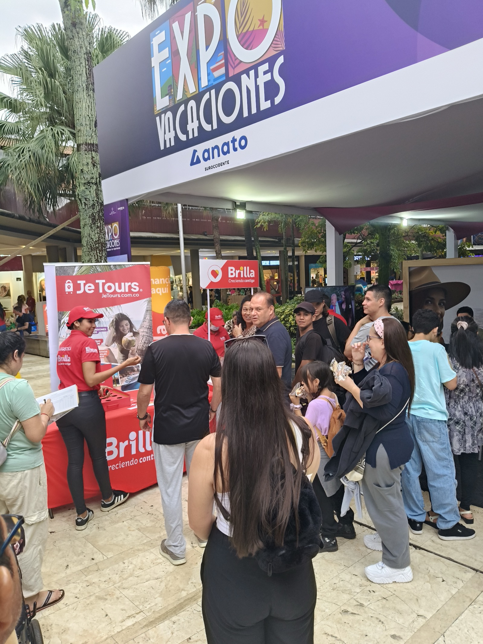 Multitud en la entrada de Expovacaciones