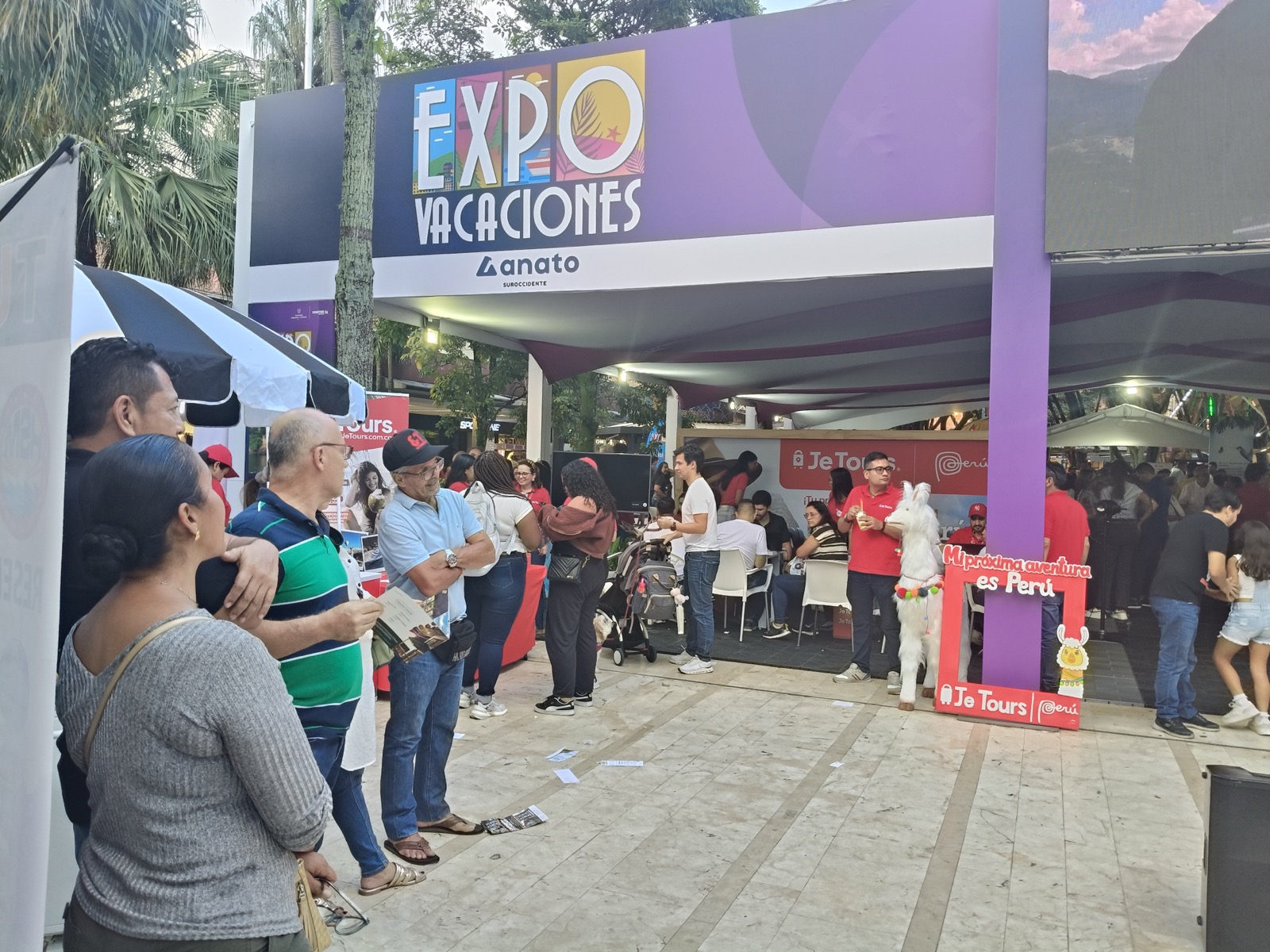 Plaza llena de visitantes