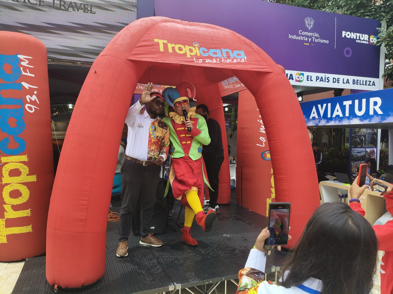 Show en vivo con artista y arco Tropicana