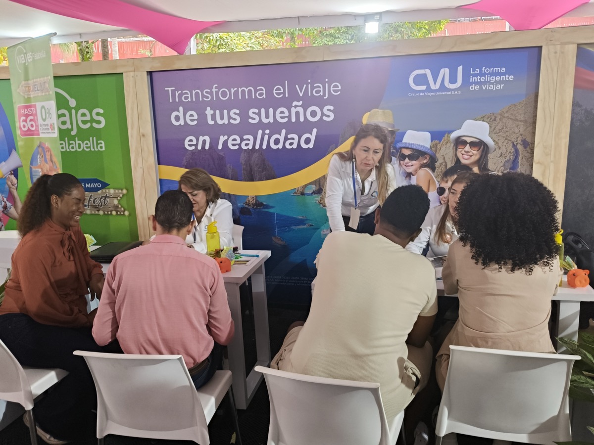 Stand CVU atendiendo visitantes