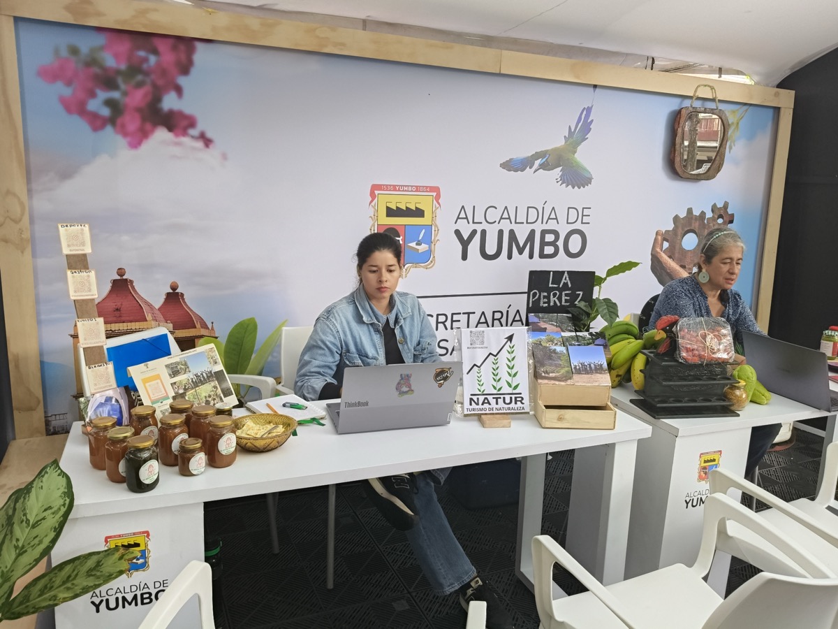 Stand Alcaldía de Yumbo con artesanías