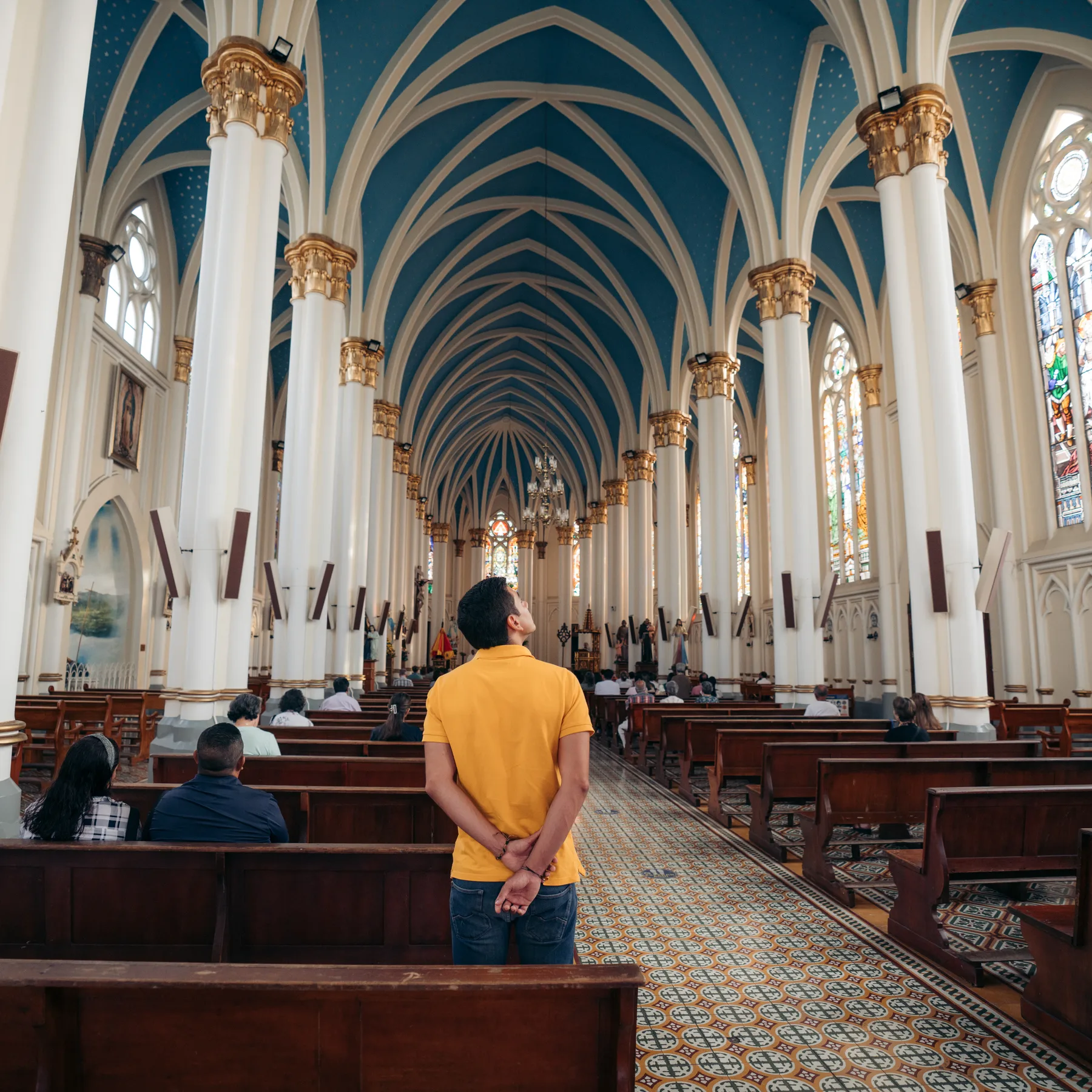 Interior de iglesia patrimonial en Cali